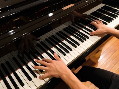 ピアノを弾く手