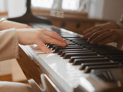 ピアノを弾く手